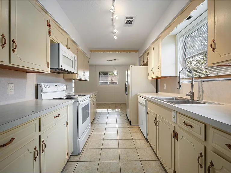 814 Alyse St — Photo 12