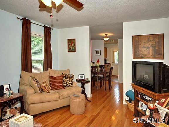 4th image of 33 Sandhurst Dr