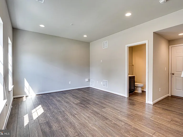 14263 Travilah Rd — Photo 2