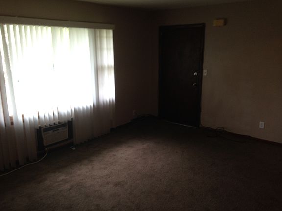 3rd image of 3221 Holiday Dr