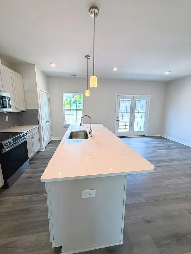 3 bed, 2.5 bath, 1584 sqft, $2,150 — Photo 4