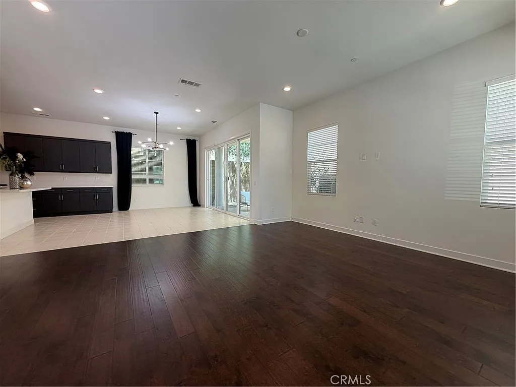 3 bed, 2.5 bath, 2013 sqft, $4,900 — Photo 3