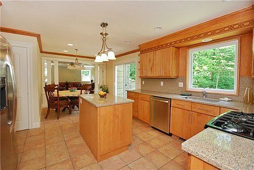 5th image of 23 Westmount Dr