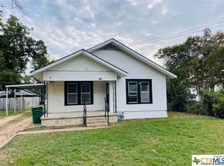 703 E 10th St, Cameron, TX 76520