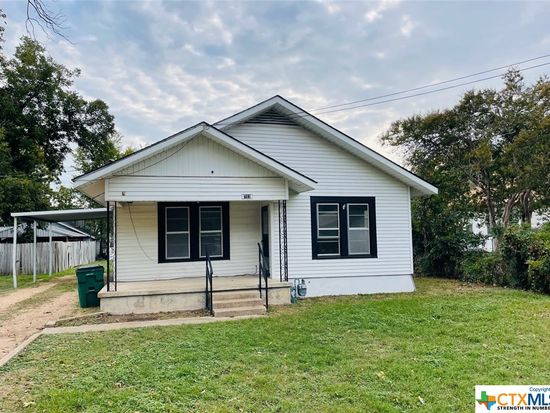 703 E 10th St, Cameron, TX 76520