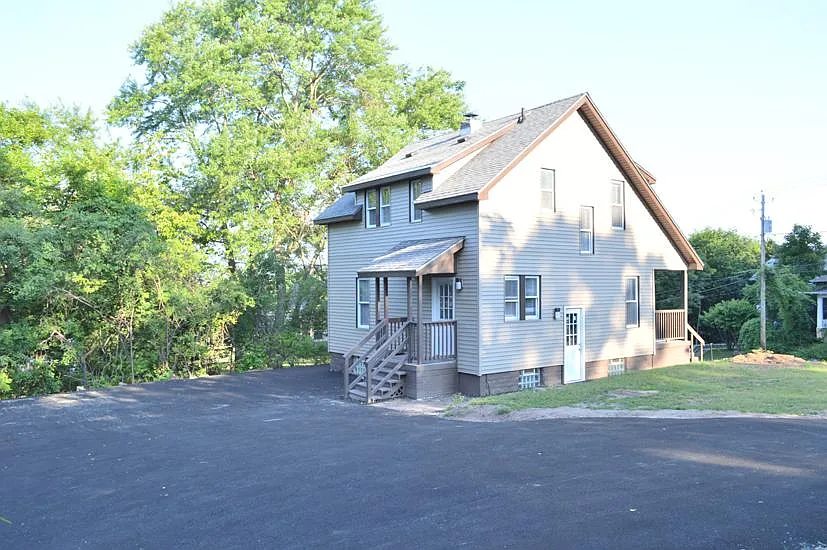 4 bed, $2,800 — Photo 2