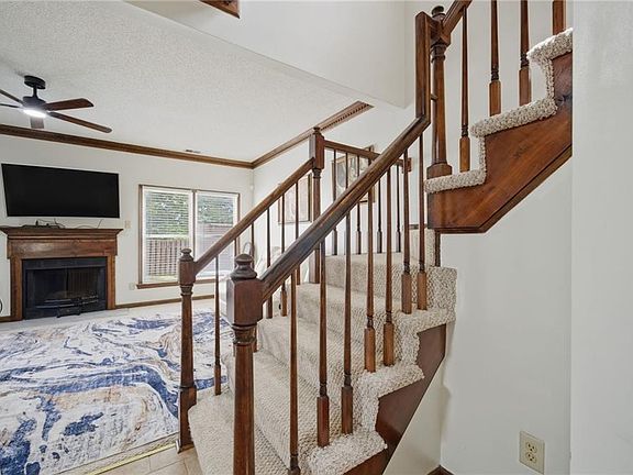 4th image of 719 Creekside Cres