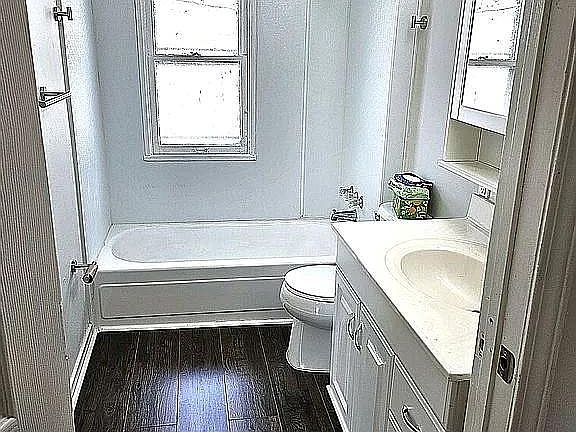 4th image of 7309 Jenwood Ave
