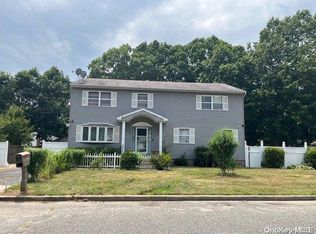 24 Napoli Dr, Wheatley Heights, NY 11798