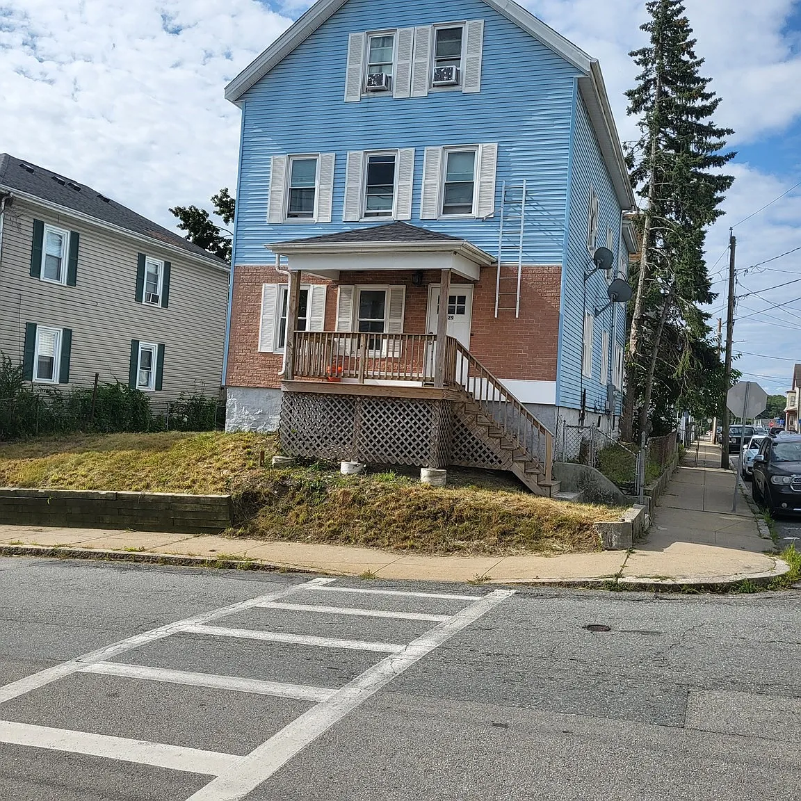 3 bed, 1.0 bath, 2745 sqft, $2,400 — Photo 1
