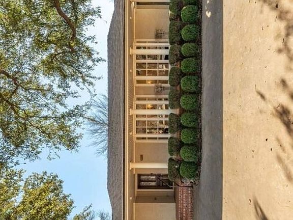 2nd image of 3917 Texas St