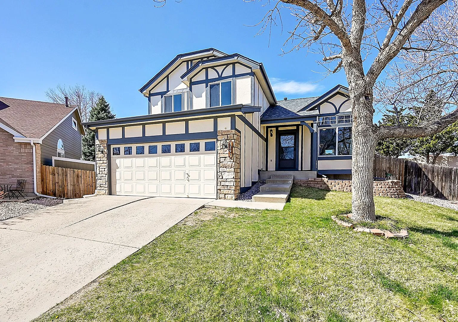 5 bedroom, 4 bath home with 2 car garage — Photo 1