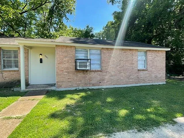 2 bed, 1.0 bath, 672 sqft, $875 — Photo 2