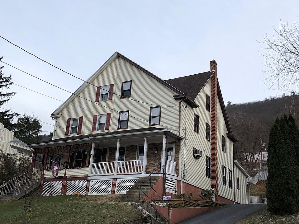 HOUSE FRONT WITH PRIVATE DRIVEWAY