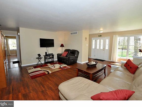 3rd image of 7 W Raymond Dr