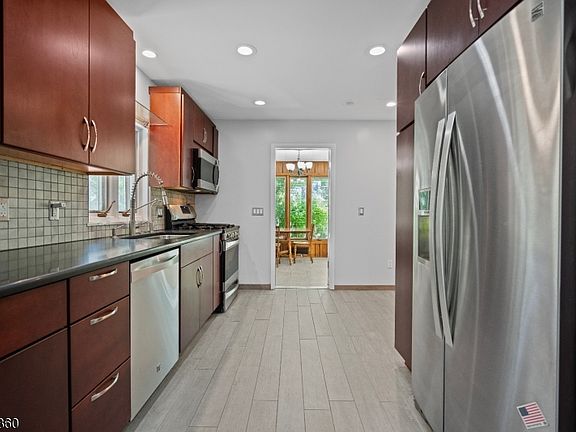 5th image of 18 Aspen Rd