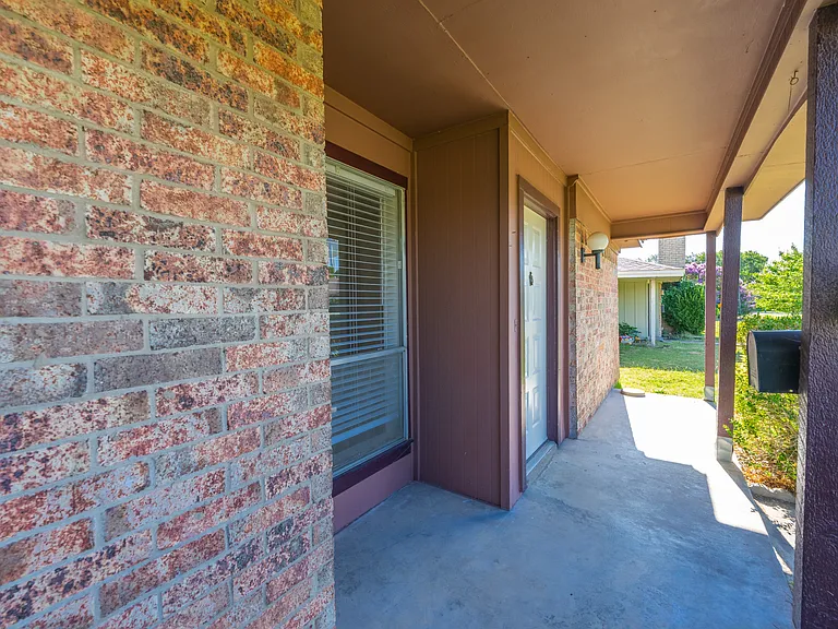 625 Woodhaven Pl — Photo 4