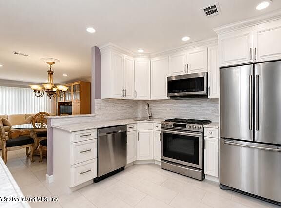 5th image of 8 Rumson Rd