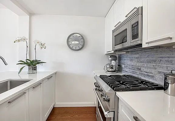 3rd image of 200 E 94th St APT 801