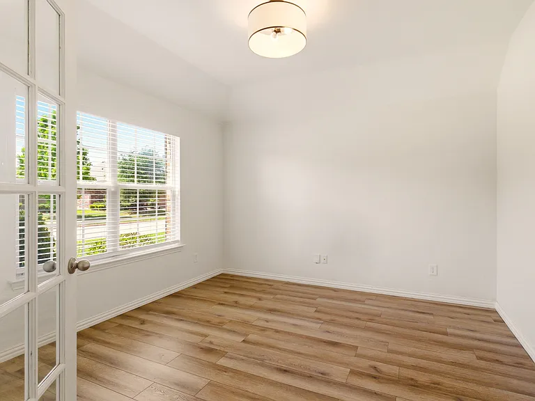 2201 Willow Creek Dr — Photo 3