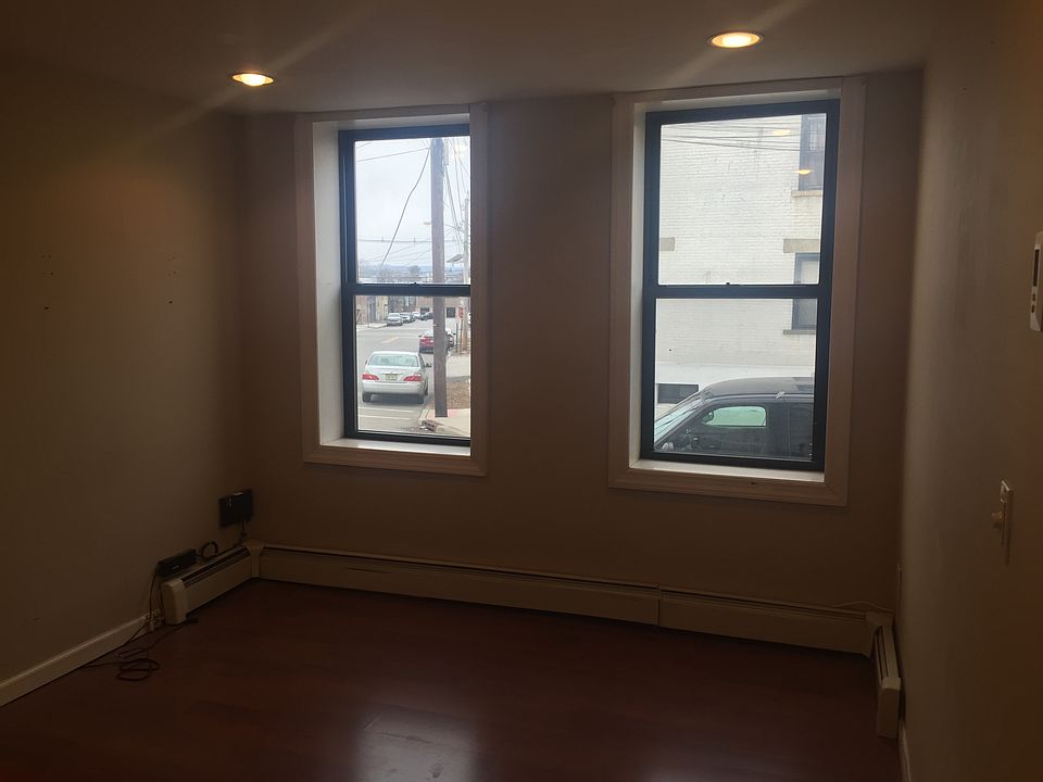 1st image of 180 Lincoln Pl