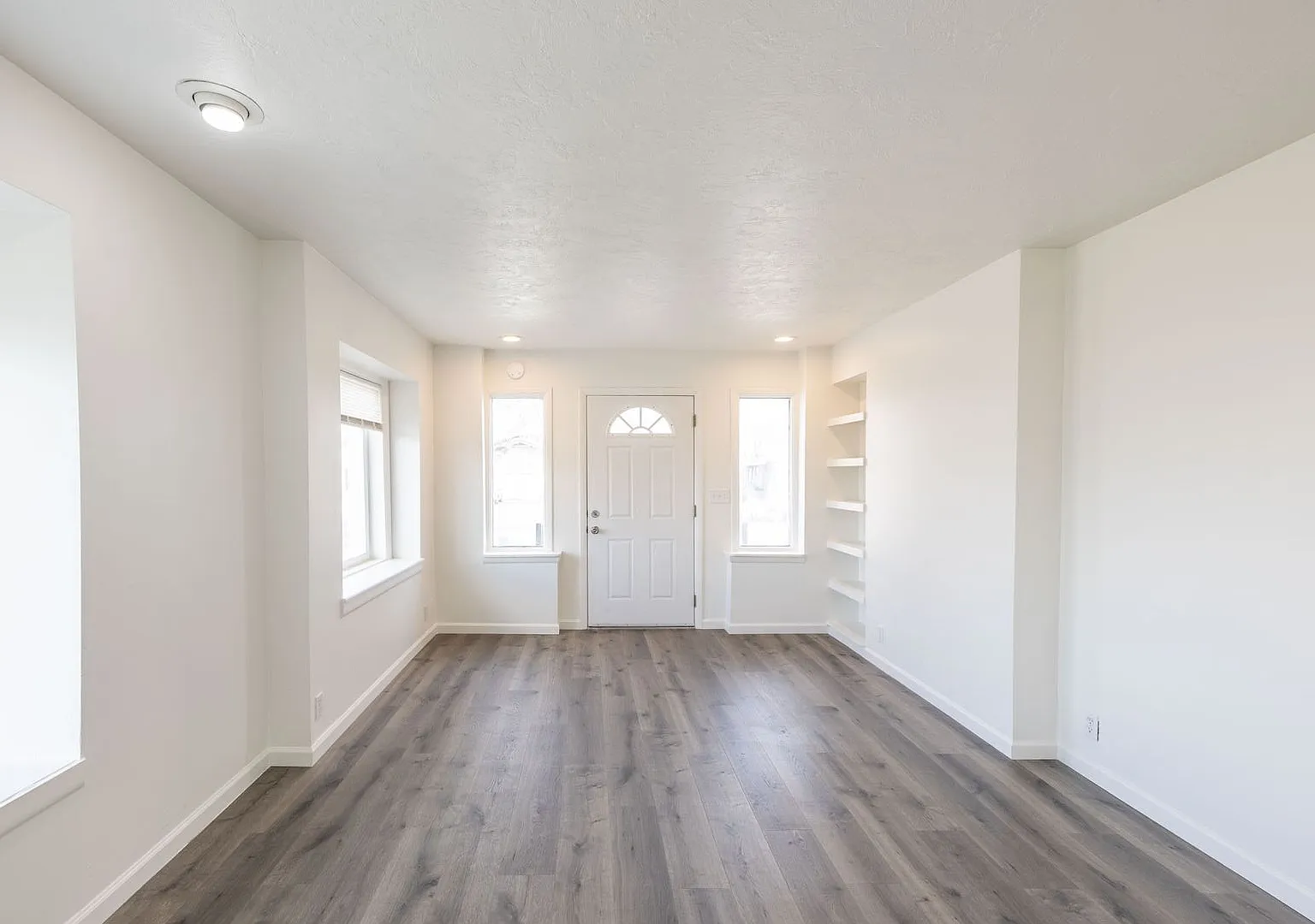 Newly Remodeled 3 Bed + Bonus Room, 1 Bath home in Rexburg, Fully fenced yard — Photo 4