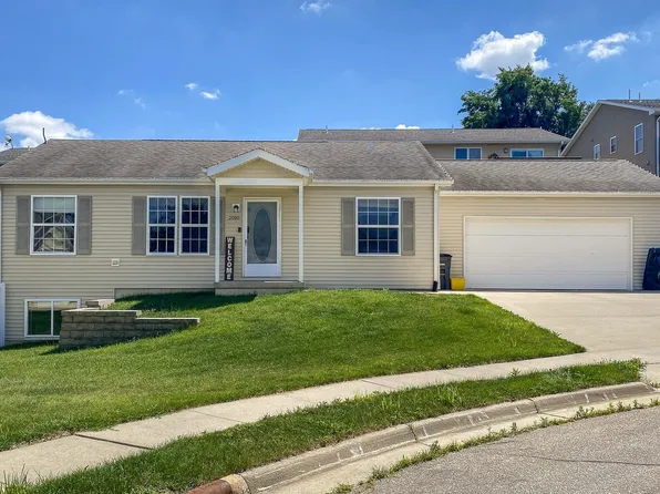 2090 Harpy Eagle Ct, Dubuque, IA 52001