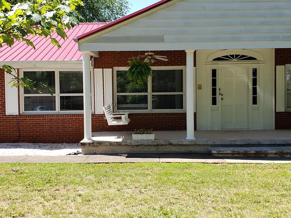Beautiful front porch area with fans!