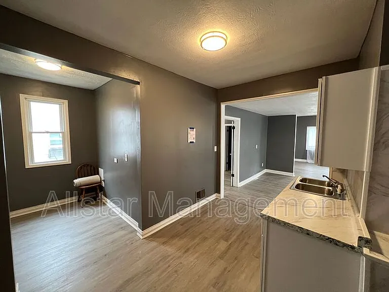 760 W 9th St — Photo 13