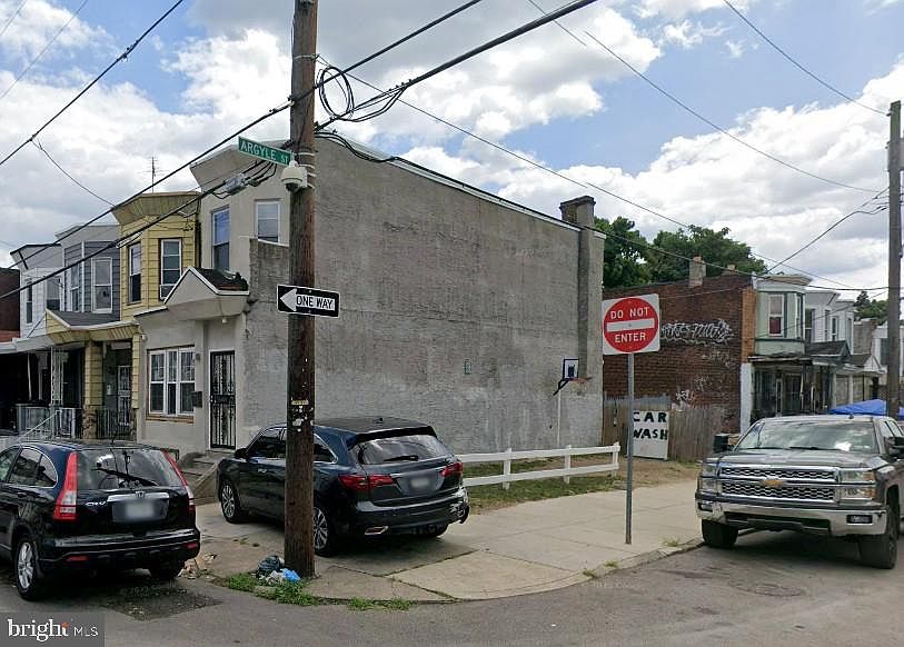 1st image of 932 E Ontario St