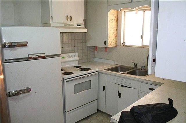 2nd image of 724 W 1st St