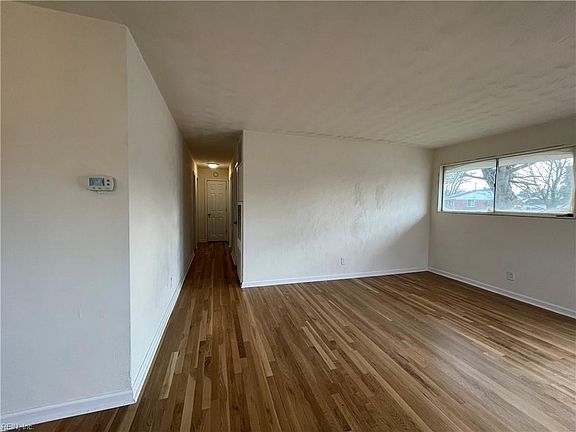 3rd image of 902 Clay St