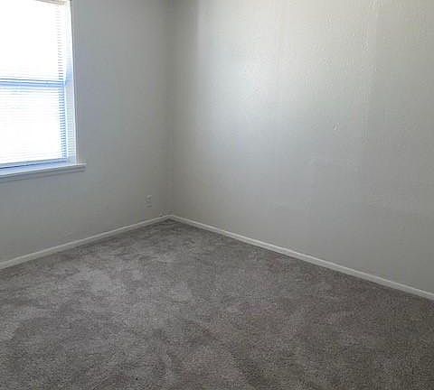 4th image of 902 S 4th St