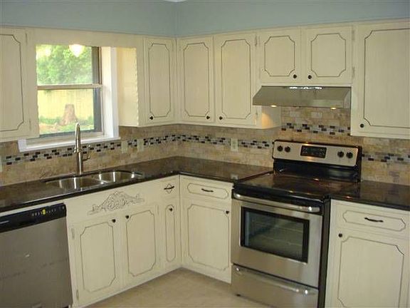 5th image of 610 Whiteoak Dr