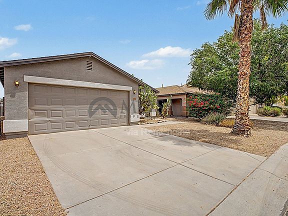 2nd image of 1004 E Cowboy Cove Trl