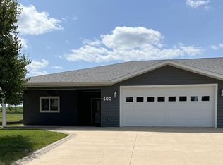 400 River Bluff Dr, Windom, MN 56101