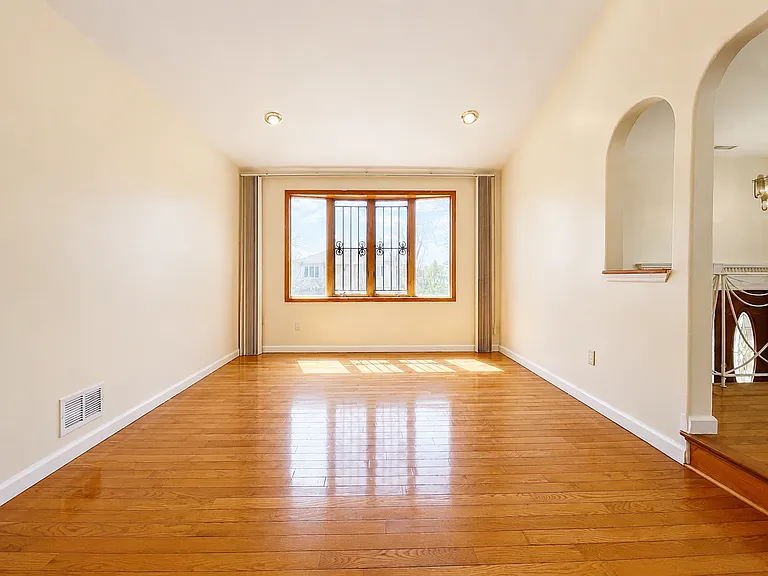 209 Paulding Ave #1 — Photo 2