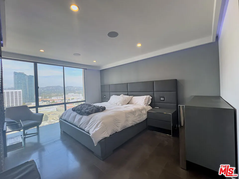 2 bed, 2.0 bath, 1372 sqft, $10,000 — Photo 4