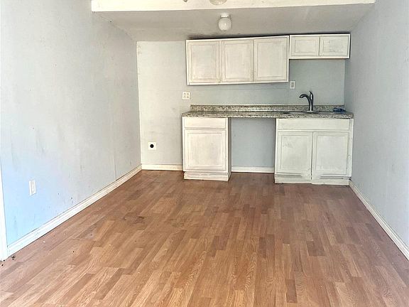 4th image of 2104 Carolina St Unit 2