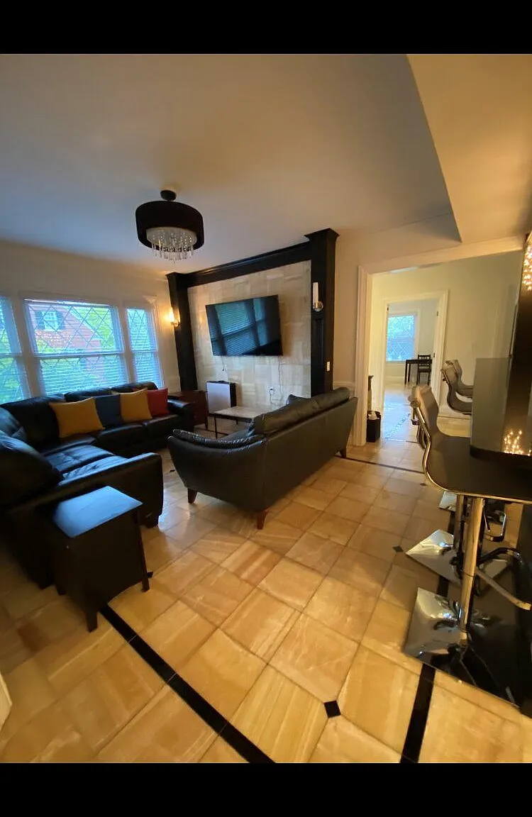 7 bed, 2500 sqft, $8,550 — Photo 1