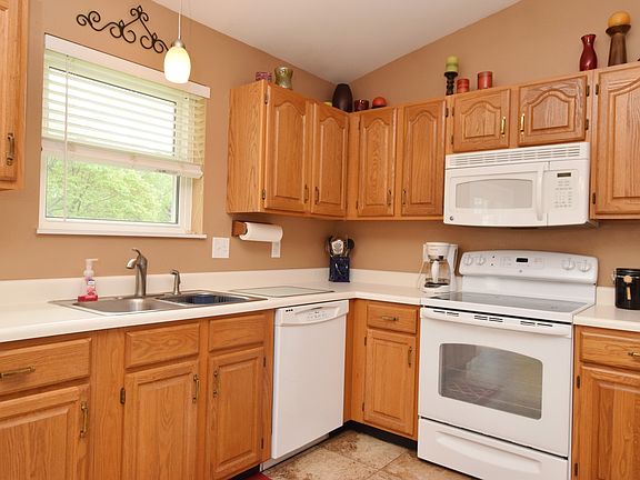 5th image of 427 Hidden Lake Dr
