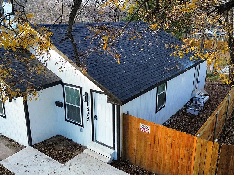 1323 Claude St — Photo 14
