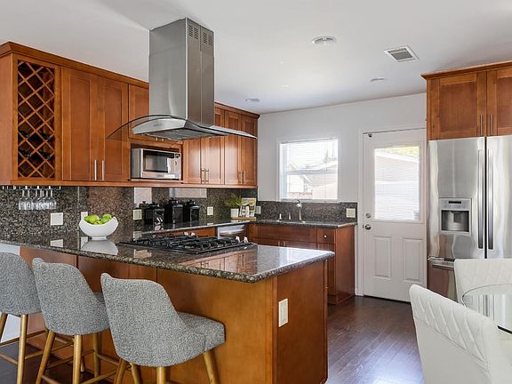 5th image of 819 Cedar Ave
