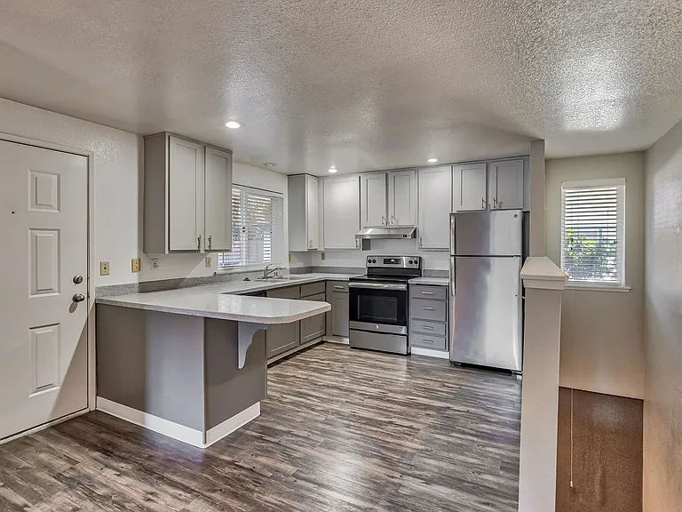 Evergreen Apartments — Photo 22