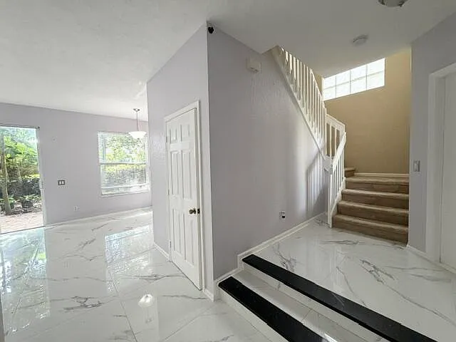 5487 Queenship Ct — Photo 4