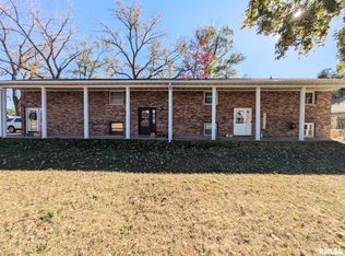 946 Edgewater Dr #1, Pekin, IL 61554