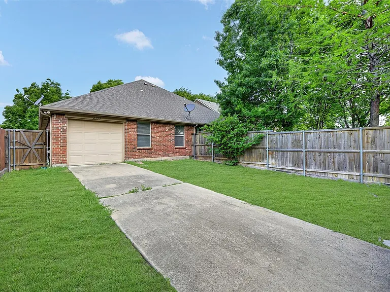 2153 Colby Ln — Photo 6