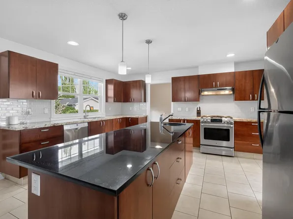9036 145th St NW, Edmonton, AB T5R 0V2