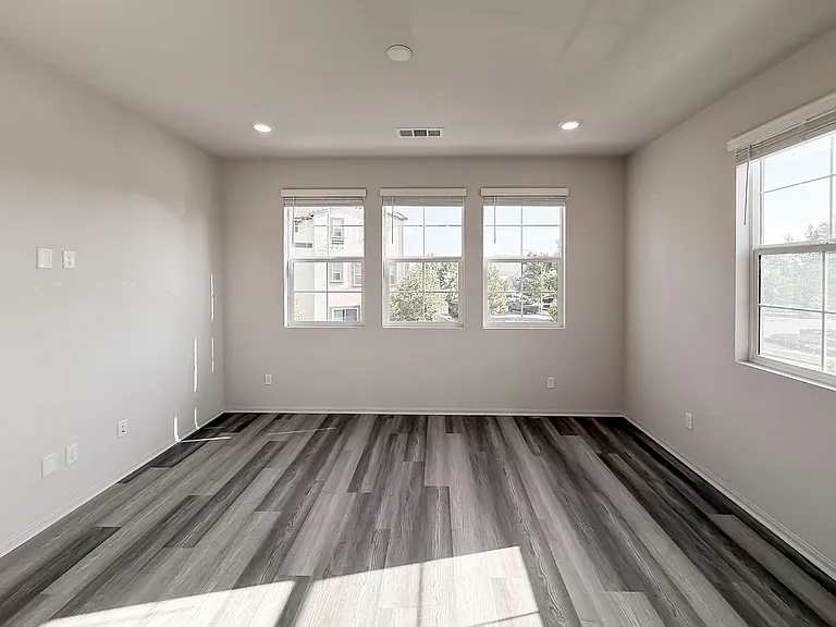 28076 Melrose Dr — Photo 37