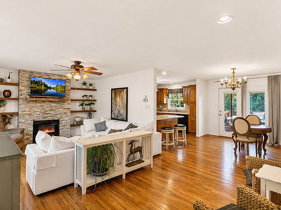 4th image of 405 Thomas Dr